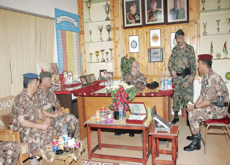 الامير محمد بن طلال يزور كتيبة الدفاع الجوي الميداني  