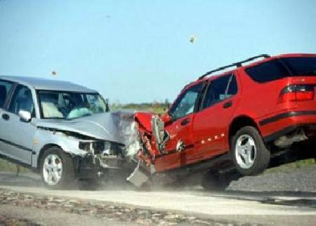 4 اصابات في حادث تصادم بالمفرق