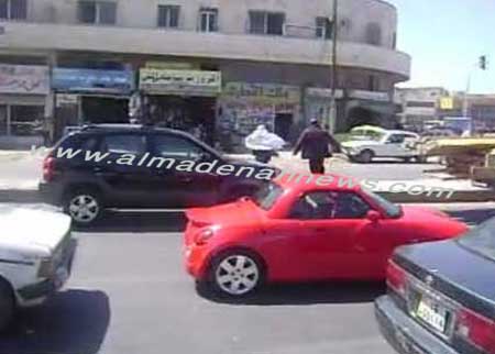 مطاردة بين رجل وامرأة في عمان ( شاهدوا الفيديو ) مطاردة بين رجل وامرأة في عمان ( شاهدوا الفيديو )