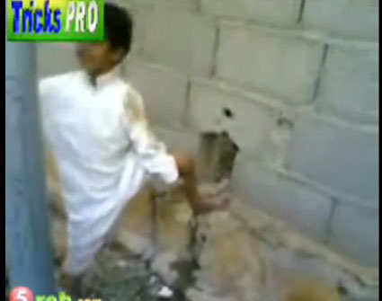 عجيب جدا طفل سعودي يدخل عبر ثقب في الجدار 