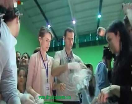 شاهدوا الأسد وزوجته يعبئان أكياس السكر والأرز للسوريين المنكوبين !؟ ( فيديو ) 