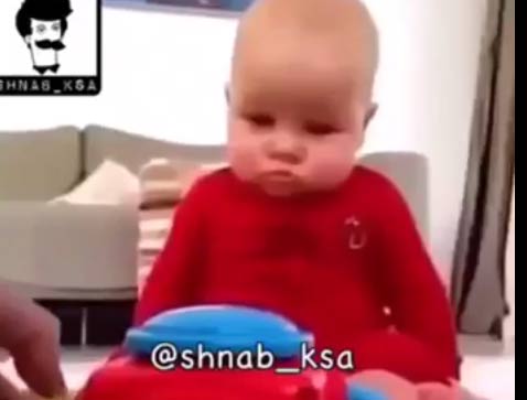 فيديو : موقف مضحك لطفل يخاف من لعبته