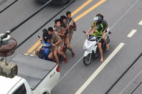 شاهد.. لقطات صادمة لـ6 أطفال يركبون دراجة نارية واحدة إلى المدرسة