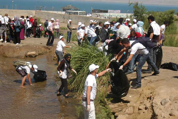 "  انا أحترم القانون واحافظ على نظافة بيئتي  " حملة نظافة في  البحر الميت 