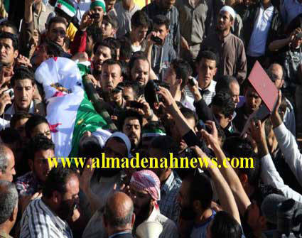 والدا ضابط في الجيش الحر قتل الجمعة يجتازان الشيك الحدودي لتشييع ابنهما ( شاهدوا صور و فيديو ) والدا ضابط في الجيش الحر قتل الجمعة يجتازان الشيك الحدودي لتشييع ابنهما ( شاهدوا صور و فيديو )