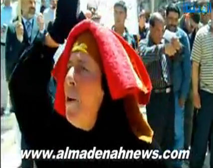 سيدة أردنية تعترض مسيرة للمعارضة وتهتف : يعيش أبو حسين و " يلعن أبوكو " ( فيديو ) سيدة أردنية تعترض مسيرة للمعارضة وتهتف : يعيش أبو حسين و " يلعن أبوكو " ( فيديو )