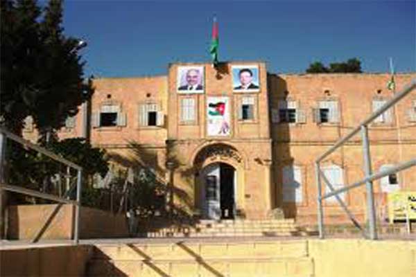 وفد من 18 دولة عربية يزور مدرسة السلط الثانوية 