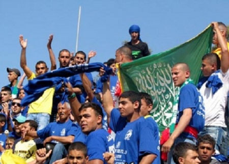 جماهير فريق فلسطيني تستفز الإسرائيليين بعلم السعودية جماهير فريق فلسطيني تستفز الإسرائيليين بعلم السعودية