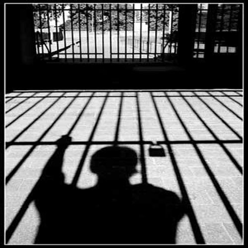 رجل سعودي يقضي 15 عاما في السجن بناء على امر والده رجل سعودي يقضي 15 عاما في السجن بناء على امر والده