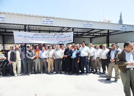 السائقون وموظفو الفئة الثالثة في تربية الكرك يعتصمون للأسبوع الثاني