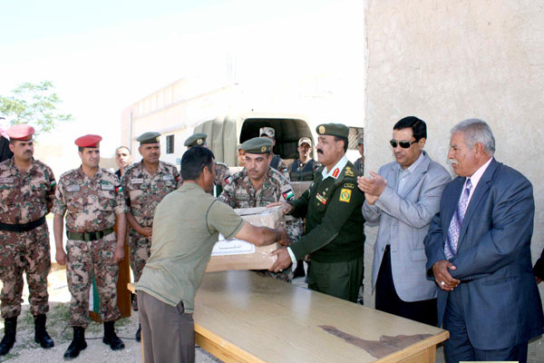 قيادة المنطقة العسكرية الشرقية توزع طرود الخير لأسر معوزة