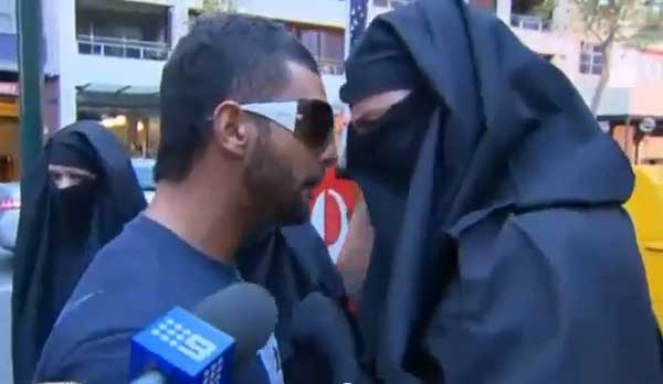 شاب إماراتي يتصدى لأستراليين يستهزئون بالنقاب أمام الكاميرات ( فيديو ) شاب إماراتي يتصدى لأستراليين يستهزئون بالنقاب أمام الكاميرات ( فيديو )