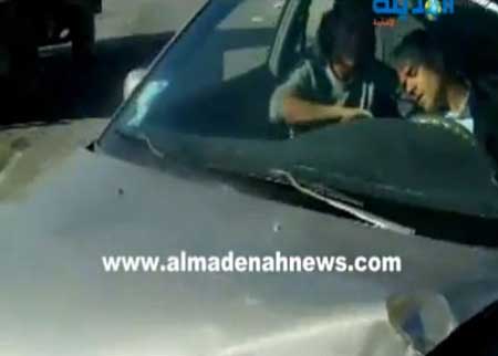 سائق السيارة مغمى عليه أثر تصادمه بـ " باص " جامعة جرش الأهلية ( صور وفيديو واسماء – تحديث ) سائق السيارة مغمى عليه أثر تصادمه بـ " باص " جامعة جرش الأهلية ( صور وفيديو واسماء – تحديث )