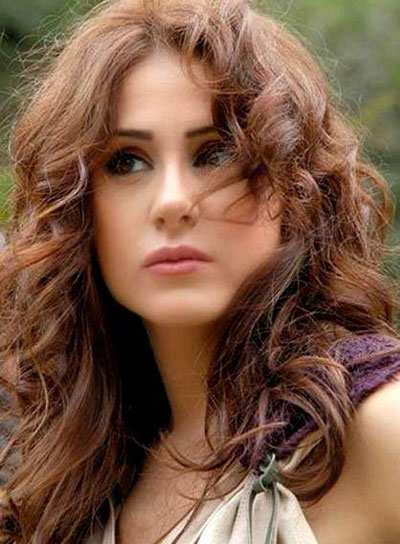 ديمة قندلفت: أرفض تحديد دين الرئيس السوري بالإسلام