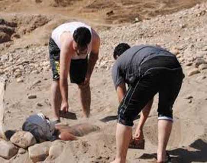 مدعي عام الجنايات الكبرى يسند للمصريين الذين دفنوا زميلهم جنايه القتل العمد والسرقه