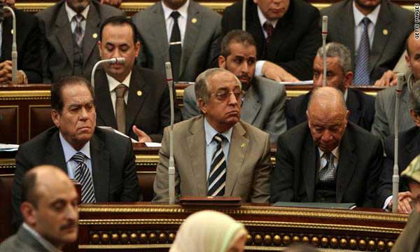 مصر: معركة "عض أصابع" بين الحكومة والبرلمان