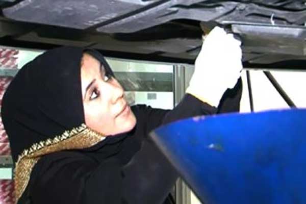 أول إماراتية تعمل بتصليح السيارات وتحلم بتأسيس ورشتها الخاصة أول إماراتية تعمل بتصليح السيارات وتحلم بتأسيس ورشتها الخاصة