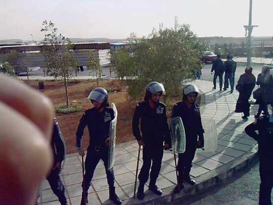 الدرك يفض مشاجرة عشائرية كبيره في الهاشمية الدرك يفض مشاجرة عشائرية كبيره في الهاشمية