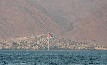 فعاليات محافظة العقبة تتسلم وثيقة الملك الانسان