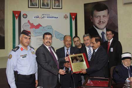 الزرقاء تتسلم وثيقة الملك الانسان 