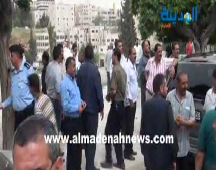 اعتصام سائقي وزارة التربية قبالة مجلس النواب ( تفاصيل ومطالب بالفيديو ) اعتصام سائقي وزارة التربية قبالة مجلس النواب ( تفاصيل ومطالب بالفيديو )