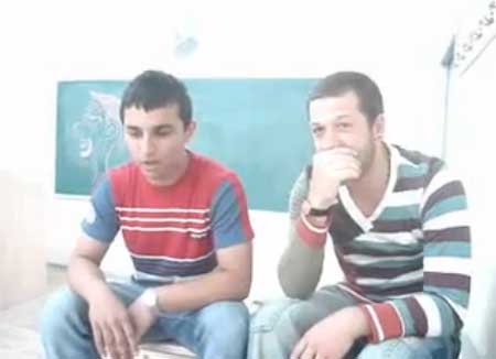 شخص يغني والثاني يعزف 