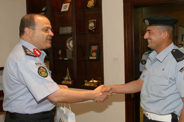 مواطنون يكرمون احد أفراد الأمن العام لحسن أداءه الوظيفي 