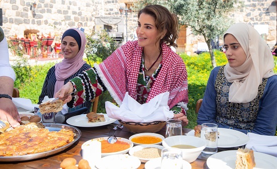 الملكة رانيا تلتقي أعضاء مؤسسة محافظتي التطوعية وعدد من المستفيدين الملكة رانيا تلتقي أعضاء مؤسسة محافظتي التطوعية وعدد من المستفيدين