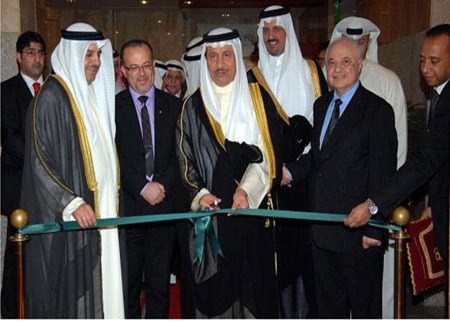 رئيس وزراء الكويت يكرم  أبوغزاله في الملتقى الإعلامي العربي التاسع ( صور )