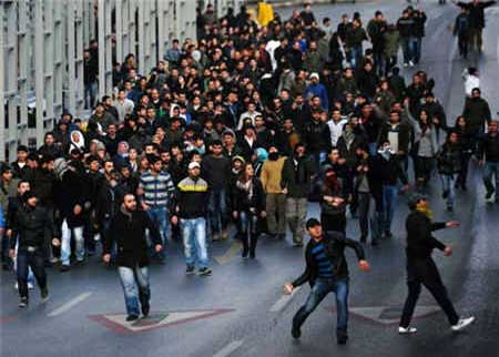 اشتباكات بين المتظاهرين وقوات الشرطة بوسط العاصمة التركية اشتباكات بين المتظاهرين وقوات الشرطة بوسط العاصمة التركية