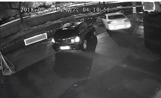 بالفيديو: اميرات المراقبة تسجل لحظة ظهور حفرة ابتلعت سيارات