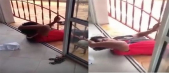 شاهد .. لص يعلق في باب منزل أثناء محاولة سرقته