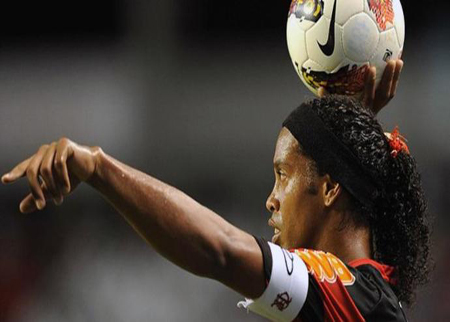 رونالدينيو يتلقى عرضاً صينيّاً وفلامنغو لا يمانع