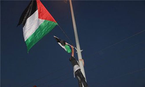 حملات سرية- إستبدال اعلام اسرائيل بعلم فلسطين على طريق رام الله نابلس