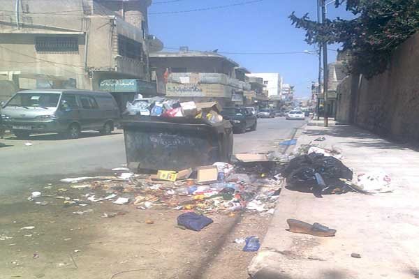 المفرق: النفايات تتراكم على الارصفة 