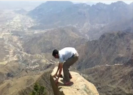 شاب بايع عمره 