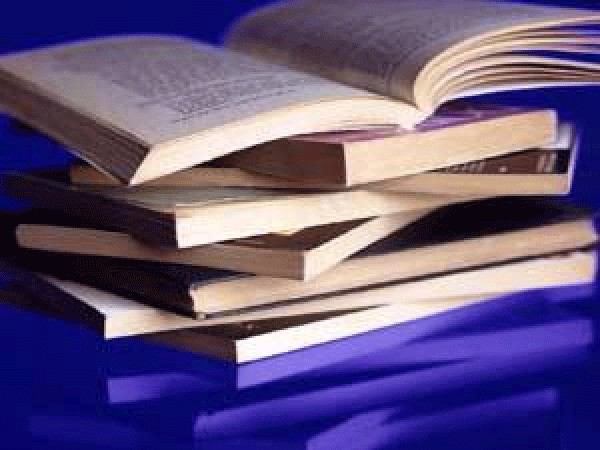 معرض للكتاب في كلية الكرك 