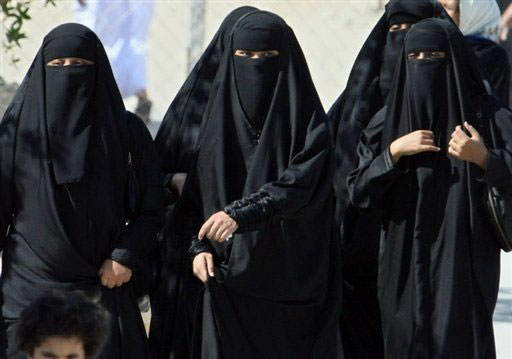 سعودي يحرم بناته من التعليم والزواج منذ 20 عاماً سعودي يحرم بناته من التعليم والزواج منذ 20 عاماً