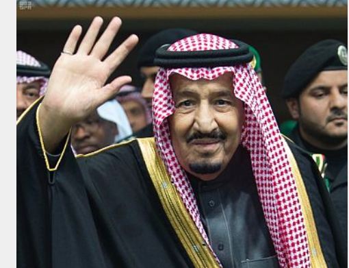 شاهد.. الملك سلمان يشارك بالعرضة السعودية