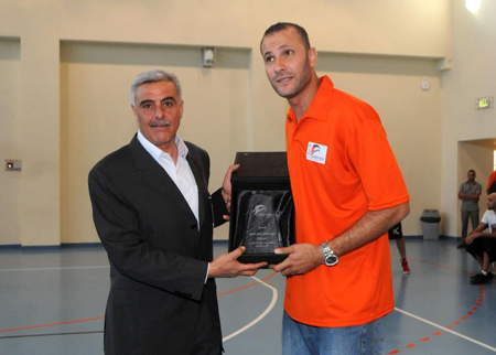 ايمن دعيس يفتتح أكاديمية لكرة السلة للواعدين