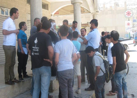 كفرنجة : محتجون يطالبون برواتبهم يحرقون إطارات امام البلدية