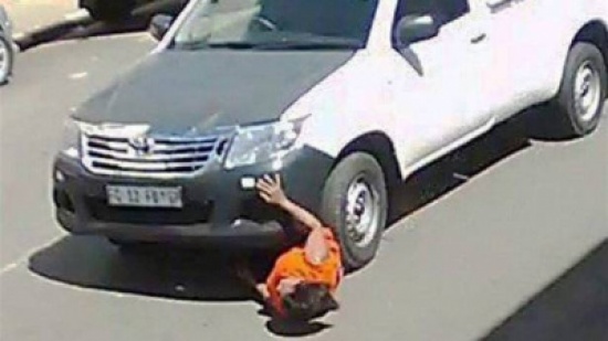 دهسها بسيارة "فان" وجرّها 18 متراً.. ثمّ هرب!