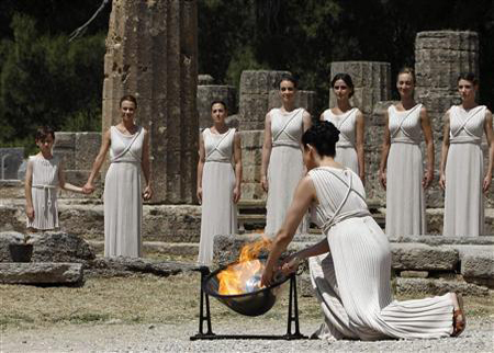 ايقاد الشعلة الاولمبية لدورة لندن 2012 في اولمبيا القديمة