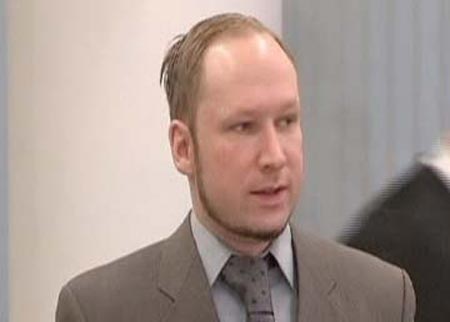 رمي سفاح النرويج بفردة حذاء 