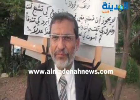 مواطن يحمل شعارات على ظهره في الدوار الثامن ( فيديو ) مواطن يحمل شعارات على ظهره في الدوار الثامن ( فيديو )