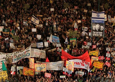 آلاف الإسرائيليين يشاركون في مظاهرات ضد حكومة الوحدة تنبئ بعودة الإحتجاجات الإجتماعية 