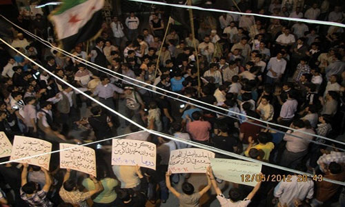 نحو 12 انفجارا بدوما ومتظاهرون يقطعون طرقا في دمشق