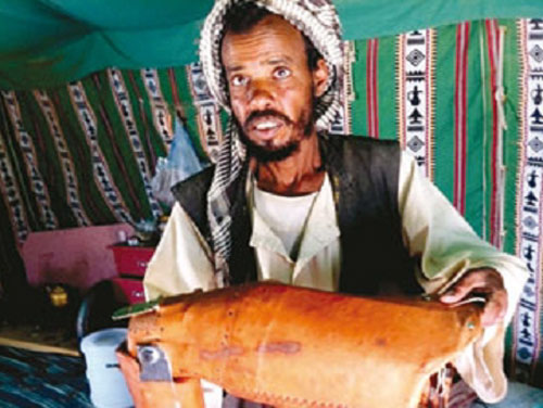 راعي غنم يصنع أطرافاً للمعاقين من جلود الحيوانات راعي غنم يصنع أطرافاً للمعاقين من جلود الحيوانات