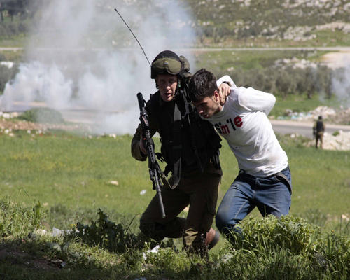 اصابة شابين فلسطينيين برصاص الاحتلال شمال غزة