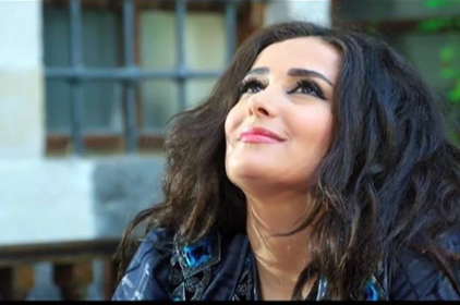 بالصور: كندة حنا كشفت عن بطنها “بعز البرد”